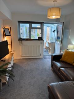 Cozy & Self Contained Garden Bungalow - 2