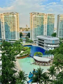 Elegant 1BR with Balcony & Pool Access Near NAIA - 2