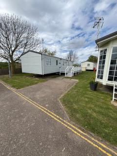 Spacious Family Caravan Clacton-on-Sea Sleeps 8 Near Beach & Pool - 6