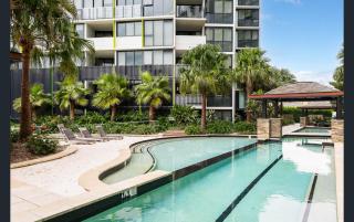 Penthouse Sleeps 8 - CBD Views - Games - Baby Stay - 9