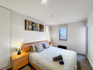 Heart of Geelong Near Waterfront and Train - 5