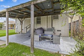 Relaxing Island Stay, Pet-Friendly and Minutes to Beach and Fun - 8