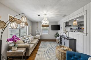 Relaxing Island Stay, Pet-Friendly and Minutes to Beach and Fun - 5
