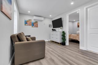 2BR, Steps to the Beach, Free Parking - 6