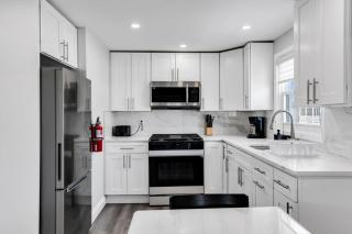 Charming Seaside Escape 2BR Parking Beach - 3