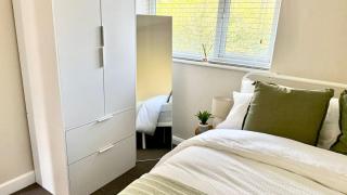 Contractor friendly 3 bed, sleeps 6, parking Wi-Fi - 8