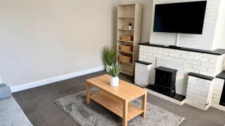 Contractor friendly 3 bed, sleeps 6, parking Wi-Fi - 6