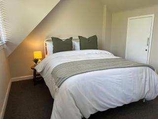 Contractor friendly 3 bed, sleeps 6, parking Wi-Fi - 4