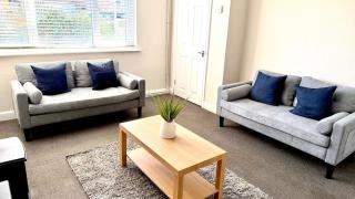 Contractor friendly 3 bed, sleeps 6, parking Wi-Fi - 2