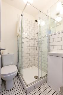 Modern Suite 47, Grove Park, Wi-Fi & TV - 4