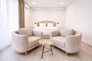 Royal Renaissance Boutique - 0