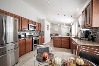 Modern, Cozy 3BR 2BA House 15 min from Strip - 4