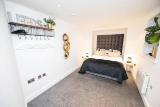 Unique boutique 2 bed apt with balconies - central Park Row - 3