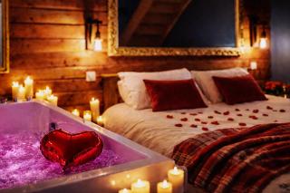 Le Chalet romantique, SPA XXL, 5 min centre ville, Écran cinéma, Lit king size, cascade d'eau - 1