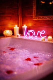 Le Chalet romantique, SPA XXL, 5 min centre ville, Écran cinéma, Lit king size, cascade d'eau - 8