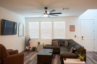 Modern 2BR Townhouse Near Water St & Vegas - 0