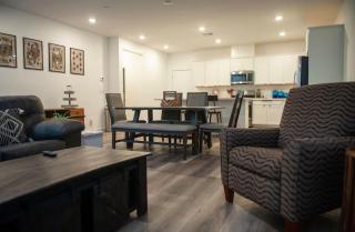 Modern 2BR Townhouse Near Water St & Vegas - 9