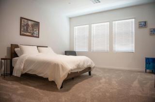 Modern 2BR Townhouse Near Water St & Vegas - 1