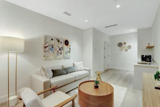 Modern Studio with Balcony Near Brickell & Downtown - 2