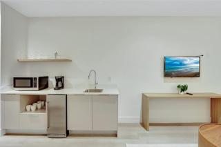 Modern Studio with Balcony Near Brickell & Downtown - 1