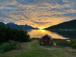 Koselig hytte ved sjøen og Lyngsalpene - 8