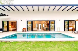 Spectacular Villa with Pool Near the Beach - 3