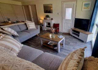 19 the Coombe Charming, 2-Bedroom Family Chalet with Parking, Near Bude Beaches - 6