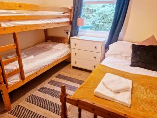 19 the Coombe Charming, 2-Bedroom Family Chalet with Parking, Near Bude Beaches - 2