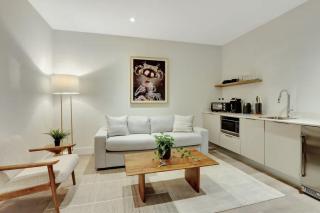 Stylish Studio with Balcony City Views Sleeps 4 - 5