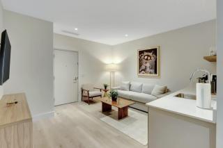 Stylish Studio with Balcony City Views Sleeps 4 - 4