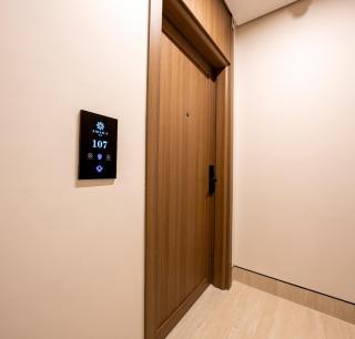 Amara BLVD 1BR Spacious Living Room - 1