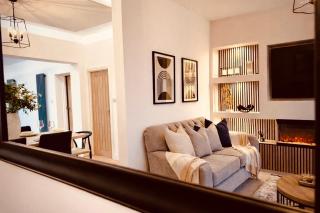 Tudor Hot Tub Family House - 2