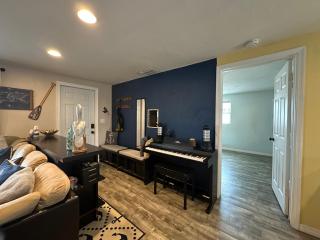 "3-Bedroom Oasis with Pool in Englewood" - 9