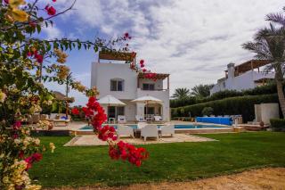 White Villa Heaven - Swim, Lounge & Sunset Magic - 0
