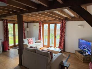 Cabin Sleeps 6 with Parking and Patio - 7