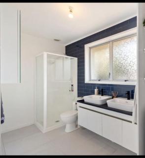 Modern Merivale Escape Prime Location - 5