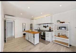 Modern Merivale Escape Prime Location - 3