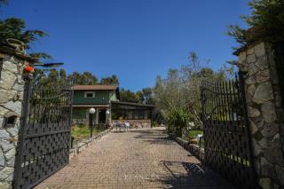 Chalet by The Lake & Jacuzzi - 5