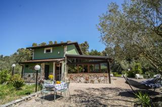 Chalet by The Lake & Jacuzzi - 2