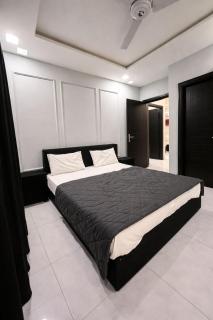 Luxury 2BR Retreat - Pool, Gym & Cozy Cinema - 3