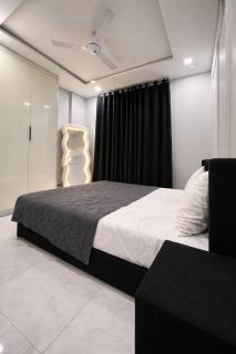 Luxury 2BR Retreat - Pool, Gym & Cozy Cinema - 1