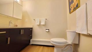 Queen-size room in Vancouver - 2