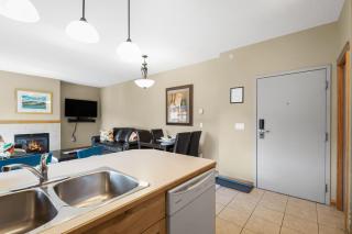 King Bed - Top Floor Grizzly - 1