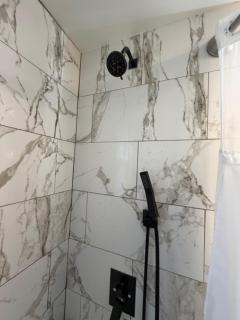 Creekside family house w yoga deck - 9