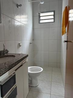 Casa bem localizada, frente à praça em bairro bom - 8