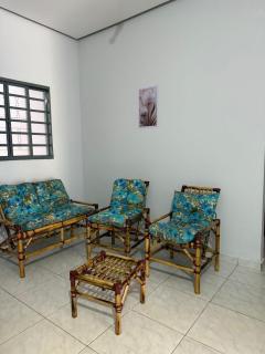 Casa bem localizada, frente à praça em bairro bom - 7