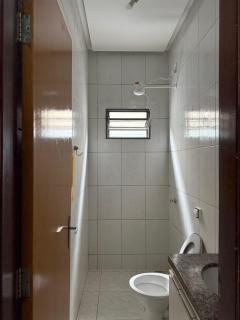 Casa bem localizada, frente à praça em bairro bom - 3