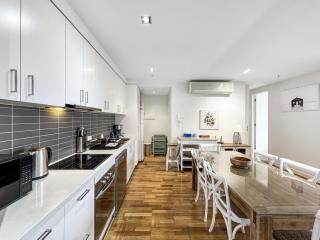 Heart of Geelong Near Waterfront and Train - 7