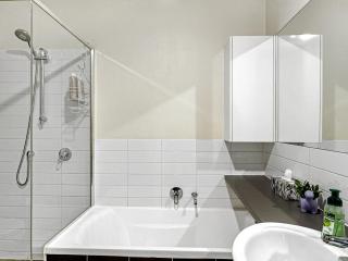 Heart of Geelong Near Waterfront and Train - 9