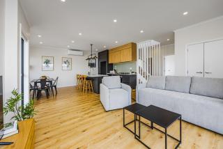 Modern 4BR Coastal Stay, Sea Views & Walk to Beach - 6